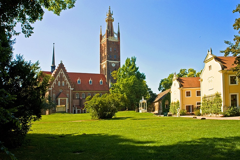 Die Kirche St. Petri mit dem "Bibelturmmuseum" in Wörlitz (Bild: Katrin Perl, CC BY SA 3.0)