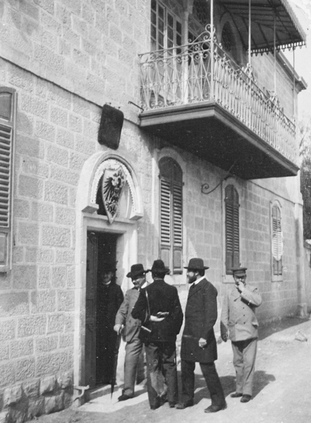 Dalman (links) und Stipendiaten vor dem Jerusalemer Institut (Fotografie, um 1905, Copyright: Gustaf-Dalman-Institut) 