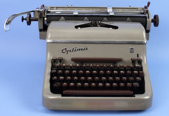 Optima-Schreibmaschine mit hebräischer Tastatur (wohl 1950er/60er Jahre, Copyright: Gustaf-Dalman-Institut) 
