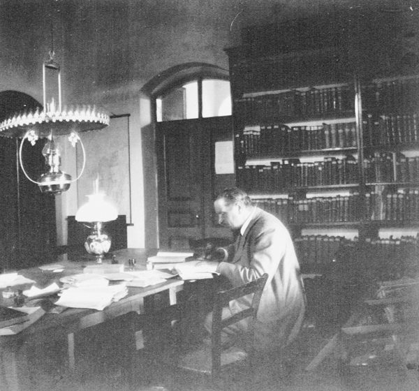 Emil Zickermann in der Bibliothek des Jerusalemer Instituts (Fotografie, um 1905, Copyright: Gustaf-Dalman-Institut)