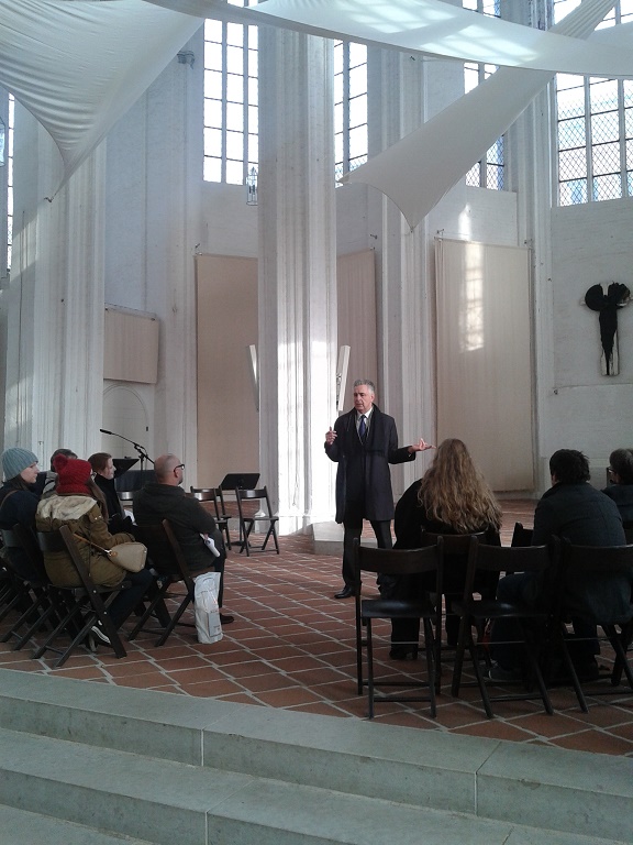 Auf Exkursion: Studierende werden in die Lübecker Kunst- und Kulturkirche St. Petri eingeführt (Foto: K. Berkemann)