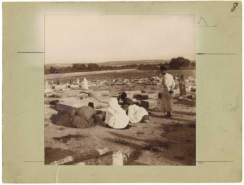 Die Aufnahme von Elisabeth Bender zeigt eine jüdische Totenklage in Aleppo im August 1899. Für eine Veröffentlichung wurde der Abzug nachträglich retuschiert und mit Markierungen versehen (Bild: Dalman-Institut Greifswald)