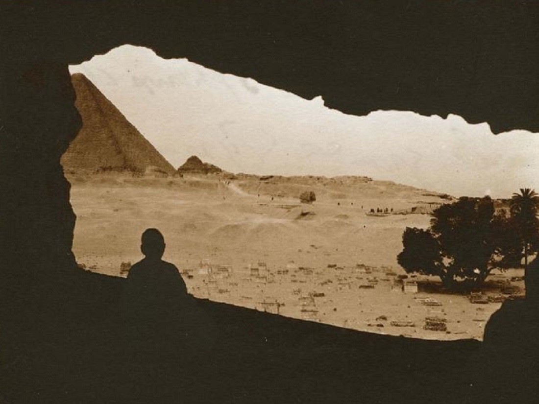 Blick auf die Pyramiden von Gizeh, Foto: Gabriel Bretocq, 1918 (Bild: Médiathèque de l'architecture et du patrimoine, CC BY SA 4.0)