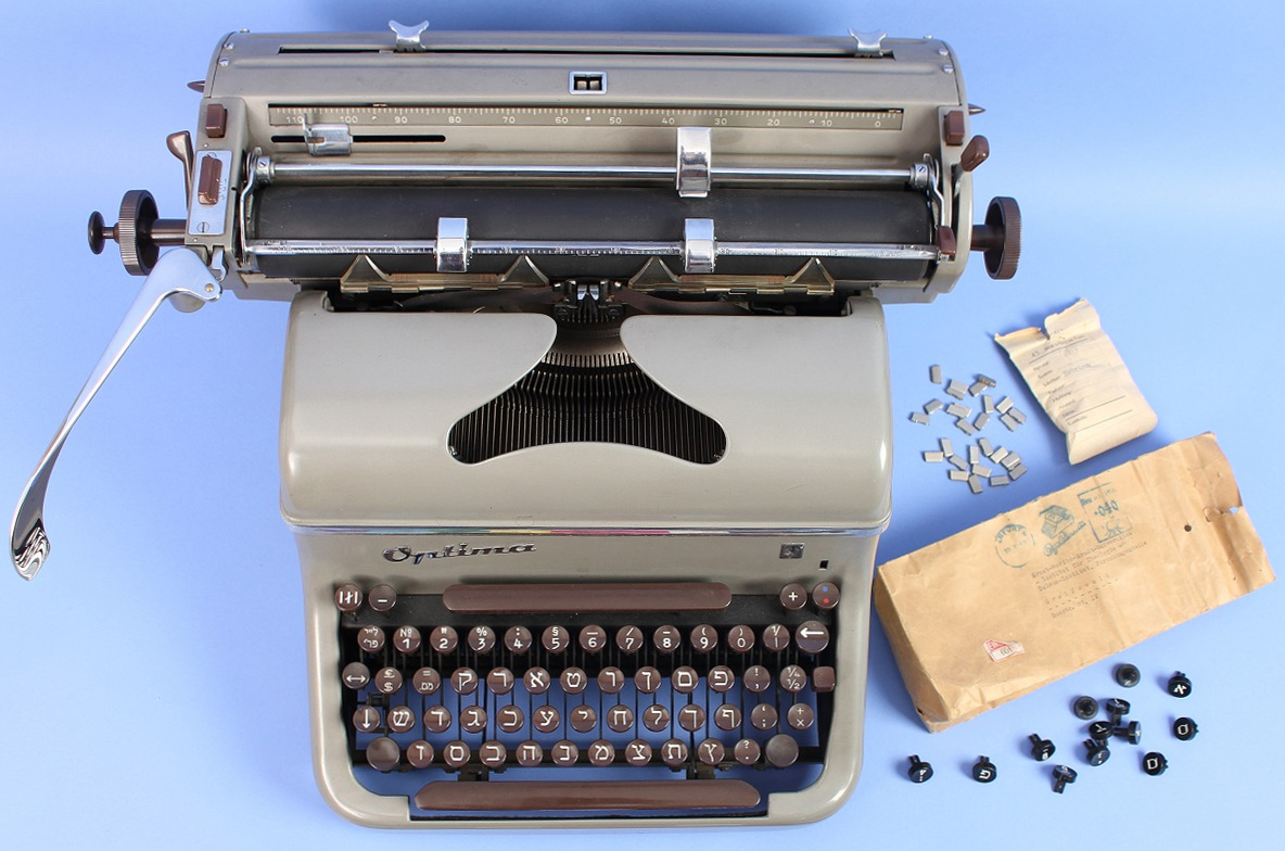 Die Optima-Schreibmaschine mit hebräischer Tastatur wurde über Jahrzehnte an der Theologischen Fakultät Greifswald genutzt (Bild: Dalman-Institut Greifswald)